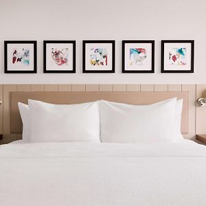 Camera adatta alle persone a mobilità ridotta con letto king size